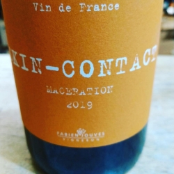 🍇Arrivage Mas del Périé

Disponible en livraison : https://www.vinsnature.fr/domaine/163-mas-del-perie-fabien-jouves

Vigneron expérimenté, Fabien Jouves a repris en 2006 un vignoble familial situé sur les coteaux de Trespoux, secteur le plus élevé de l’appellation. En biodynamie, ce domaine propose une vision intelligente et moderne du vin de Cahors, s’appuyant sur une volonté de préserver le fruité du malbec tout en retranscrivant l’expression des terroirs. Les vins produits hors du cadre de l’appellation se font remarquer par leur justesse et leur spontanéité. Les sélections parcellaires, les longs élevages sur lies se revendiquent d’un modèle bourguignon, affiché également par la forme des bouteilles, inhabituelle à Cahors. Une adresse qui commence à sérieusement compter et qui fait grand bien à son appellation. Fabien JOUVES est issu d’une vieille famille paysanne du Causse. Il devient vigneron en 2006 en créant le Mas del Périé sur les plus hauts coteaux de Cahors. Le Malbec (Cot) y est le cépage roi. De part la situation du domaine à la jonction des terroirs des coteaux du Quercy et ceux de Cahors, la sélection parcellaire fut une évidence pour exprimer les différentes facettes du Malbec. Cette expression du terroir est renforcée par une agriculture Bio-dynamique respectueuse de la vie, de la plante, de l’Homme et de son environnement. La vinification du raisin au chai se fait naturellement, sans intrants œnologiques, et l’accompagnement du vin jusqu’à sa maturité, en cuves bétons, futs, foudres et amphores suivant sa personnalité.

#masdelperie #fabienjouves #vin #vinbio #vinsbios #vinbiologique #wine #vinnaturels #vinvivants #purjus #vinsnature #vinsnaturels #organicwines #biodynamicwines #naturalwine #naturalwines #lyon #cavistelyon #lyon #vinbiodynamique #winelover #vino #redwine #winetasting #foodandwine #winetime #winery #vinho #winelovers #winestagram