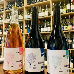 💥1 er millésime

Nous sommes très heureux de vous proposer le premier millésime du domaine du Kré !

1 bulle et deux gamay de très haute volée à découvrir en boutique et d'ici quelques jours sur notre site !

4 hectares de vignes pentues à 30 degrés dans le nord du Bugey. 3 expositions différentes, terroir argilo calcaire et marnes. Agroécologie, pas de labours pour des sols vivants. Vinification naturelle. 

3 vins qui nous ont fait vibrer !!!

@domaine_du_kre €domainedukre #vin #vinbio #vinsbios #vinbiologique #wine #vinnaturels #vinvivants #purjus #vinsnature #vinsnaturels #organicwines #biodynamicwines #naturalwine #naturalwines #lyon #cavistelyon #lyon #vinbiodynamique #winelover #vino #redwine #winetasting #foodandwine #winetime #winery #vinho #winelovers #winestagram