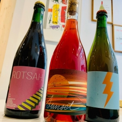 3 cuvées originales pour passer un bon week-end !

🍷Rotsah 

Avec ses reflets violets et sa structure tannique légère présente en fin de bouche, ce Pinot Gris Rotsah vous surprendra par sa puissance aromatique et ses arômes de fruits rouges, de framboises et d'épices. Très belle texture en bouche qui en fait un parfait vin glouglou comme on aime ! Pour qu’il puisse libérer pleinement ses arômes, vous pouvez l’aérer en le débouchant deux heures avant de le déguster, ou pour accompagner des viandes blanches.

Zéro intrants si sulfites, 3 semaines de macération en millefeuille avec grappes entières (5%) et égrappés. Négoce artisanal en provenance d'Alsace.

🍷Sunset

LLedoner Pelut et Carignan sur un terroir argilo calcaire dans les Hautes Corbières. D’un rouge rubis éclatant. Ce vin au caractère fluide et digeste possède une grande fraîcheur. Vous percevrez une riche palette aromatiques ; de groseille, d’hibiscus et de fraise. La finale se fait sur des tanins timides, ils réveillent les papilles sur un effet rafraîchissant de menthe poivrée et de laurier. Vieux gobelets labouré au chenillard et au tracteur. Vendange sélective, et tri à la cave. Vinification pré fermentaire à froid sur le LLedoner. Courte macération. Contrôle des températures lors de la vinification. Fermentation à partir des levures indigènes. Assemblage après fermentation. Pas d’ajout d’intrant excepté sulfites en faible quantité. 

A servir bien frais en apéritif ou autour d’un poisson de roche grillé ou d’une volaille sauvage aux épices. Servir entre 7°c et 9°c

🍷Contak

100% Lladoner Pelut en presse directe et vinifié en cuve inox pour un résultat léger gourmand ! Le domaine De Mena est aujourd'hui l'une des valeurs montantes de la région par la gourmandise, la pureté et la finesse que ces vins dégagent.

#boisson3000 @lesgragnotes @demenapaziols