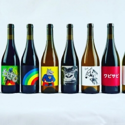 🍇Arrivage domaine De Mena

Disponible en livraison : https://www.vinsnature.fr/domaine/319-domaine-de-mena

Ce micro domaine, créé en 2012 par Sébastien Agelet, situé sur la commune de Paziols dans l'Aude, est en passe de devenir l'une des plus belles révélations du Languedoc de ces dernières années. Alors qu'il vendait auparavant ses raisins à la coopérative, Sébastien Agelet prend conscience en 2012 que son épanouissement se manifestera en façonnant ses propres vins afin de mettre en lumières les superbes terroirs cultivés depuis des décennies par son père et son grand-père. Il se lance alors dans l'aventure et commence à vinifier ses premières cuvées issues de grenache noir sur la commune de Vingrau (IGP Cotes Catalanes) et d'une petite parcelle de Macabeu sur la commune de Paziols (IGP Pays d’Oc). Les vignes sont travaillées avec le plus grand soin. Chaque parcelle est labourée et cultivée en culture biologique. En cave, les vins sont vinifiés sans aucun intrant excepté une dose minime de souffre lors de la mise en bouteille. On recherche ici la fraîcheur et la finesse afin que les terroirs se révèlent dans les vins. Le domaine De Mena est aujourd'hui l'une des valeurs montantes de la région par la gourmandise, la pureté et la finesse que ces vins dégagent.

#domainedemena #sebastienagelet #vin #vinbio #vinsbios #vinbiologique #wine #vinnaturels #vinvivants #purjus #vinsnature #vinsnaturels #organicwines #biodynamicwines #naturalwine #naturalwines #lyon #cavistelyon #lyon #vinbiodynamique #winelover #vino #redwine #winetasting #foodandwine #winetime #winery #vinho #winelovers #winestagram