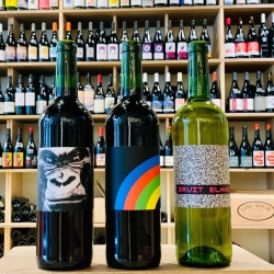 🍷Valentin fera déguster cet après-midi 3 cuvées du domaine de Mena :

- Bruit blanc : Blanc de noir de Grenache noir
- Indomptable : 100% Syrah profonde et juteuse
- Arc en ciel : Carignan majoritaire mais aussi Syrah, Grenache et même Muscat !

15h à 20h au 1 rue désirée dans le 1er.

https://www.vinsnature.fr/domaine/319-domaine-de-mena